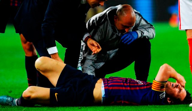 Messi se retiró al vestuario sujetándose el brazo. Twitter