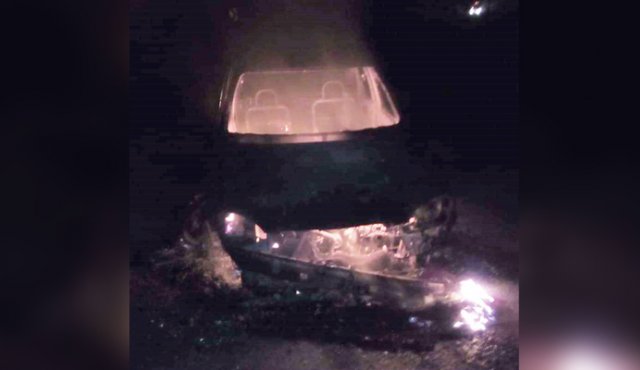 El vehículo quemado, al parecer, sería un Chevrolet Corsa, venezolano. Cortesía