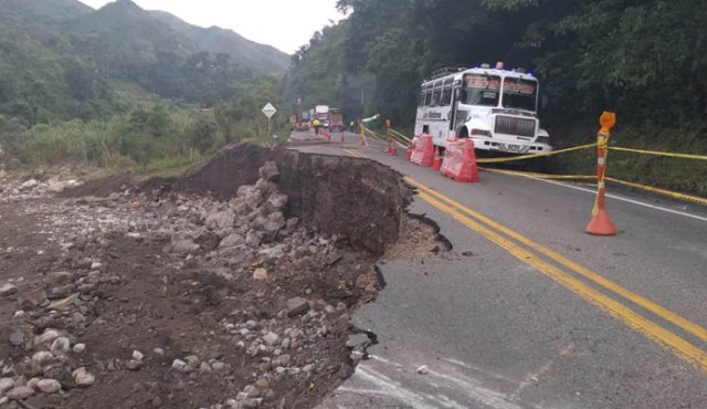 En La Miguelera (Pamplonita), en la vía Cúcuta-Pamplona, hay paso para vehículo liviano por un carril. Cortesía