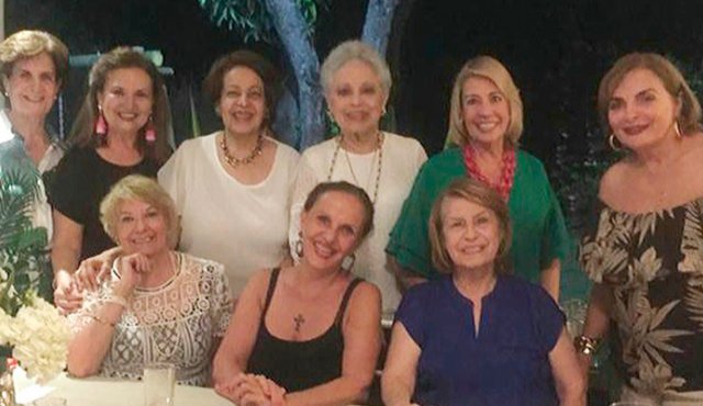 Lucía Vanegas, Bertha Vargas, Myriam Rubio, Blanca Andrade, Clara Vargas y Claudia García Herreros. Sentadas: Martha Vargas, Ingrid Hartman y Martha Buenahora. Cortesía