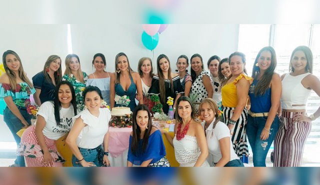 Cielo Jaimes, Indira Claro, Nena Valderrama, Bibiana Hernández, Ximena Hernández, Guadalupe Izquierdo, Mariana Hernández, Jacky Lizcano, Olga Marles, Lorena Montoya, Marcela Román, Marcela Porras, Katherine Pacheco y Laura Cáceres. Agachadas: Mónica Villamizar, Gabriela Mise, Erika Niño, Andrea Mendoza y Andrea Barrera. Cortesía