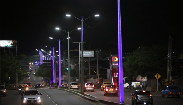 Los primeros 22 postes traslúcidos fueron instalados en el separador de la avenida Los Libertadores, en la entrada al aeropuerto Camilo Daza. La Opinión