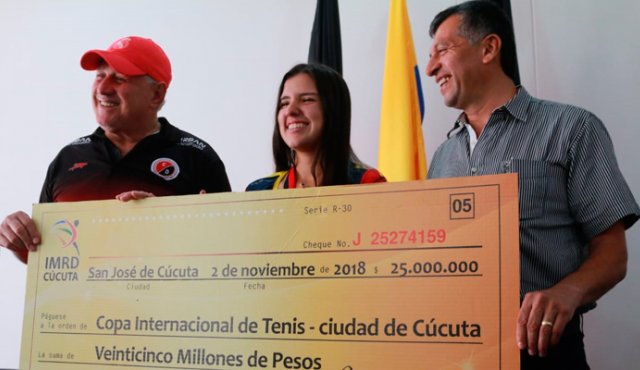 La tenista cucuteña María Camila Osorio Serrano recibió de manos del alcalde César Rojas, el cheque que representa los recursos que recibirán ella y la Liga de Tenis. Cortesía