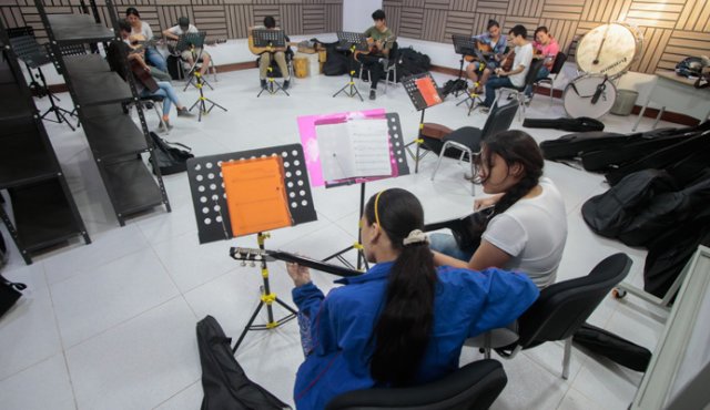 Salón de música. En primer plano Verónica Zapata González y Zharick Nicolle Duque.
Mario Franco / La Opinión
