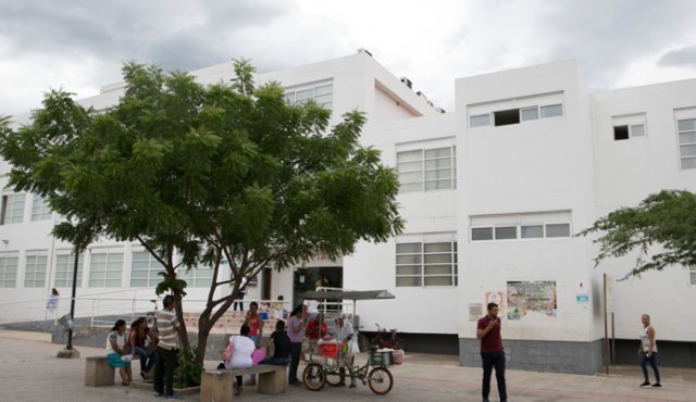 Plaza San Juan Evangelista, uno de los lugares permitidos para trabajar. Juan Pablo Cohen / La Opinión