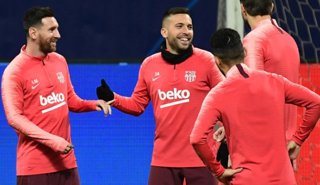 Leonel Messi, que todavía no recibe el alta, tras lesionarse de su brazo derecho, fue convocado y podría jugar hoy algunos minutos ante el Inter de Milán.
AFP