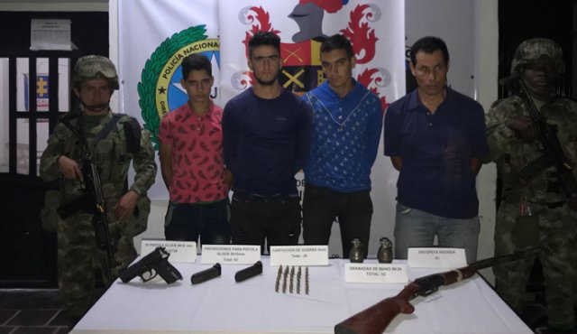 Llevaban una pistola, calibre 9 milímetros, 2 proveedores, 28 cartuchos, 2 granadas de fragmentación y una escopeta. Policía
