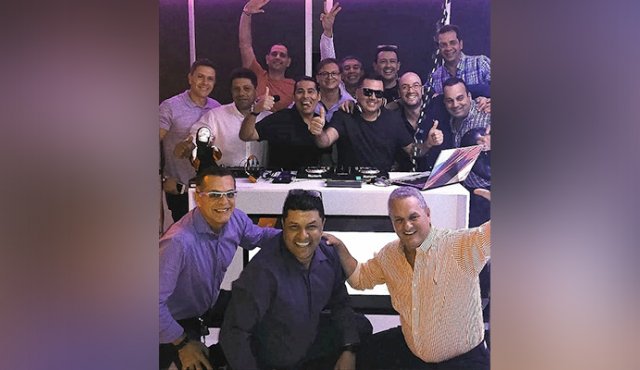 Juan Quijano,Juan Carlos Giatsidakis,Roberto Hernández, Oriol Hernández, Jorge Leal, Rigo Macías, Diego Yáñez, el cumpleañero Guillermo Pérez Guarnizo, Juan Carlos Ramírez, Jorge García Touchie y Hugo Ríos. Agachados: Fernando Pérez, Jairo Pulecio y Jaime Rangel. Cortesía