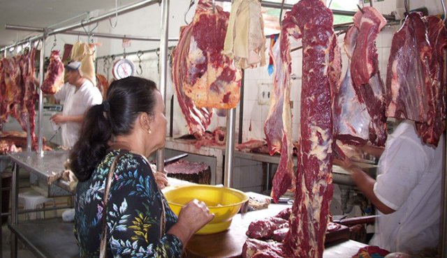 50 establecimientos que vendían carne, 10 de pollo y 10 de cerdo. Archivo / La Opinión