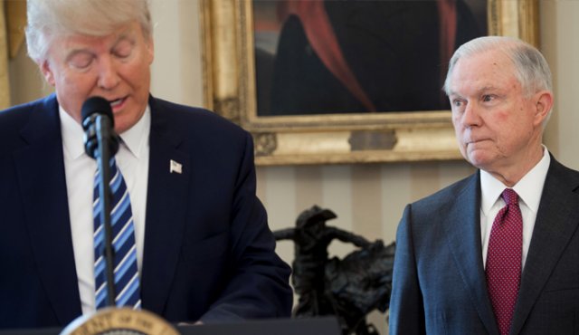Sessions dijo que dimitió a solicitud del presidente. AFP