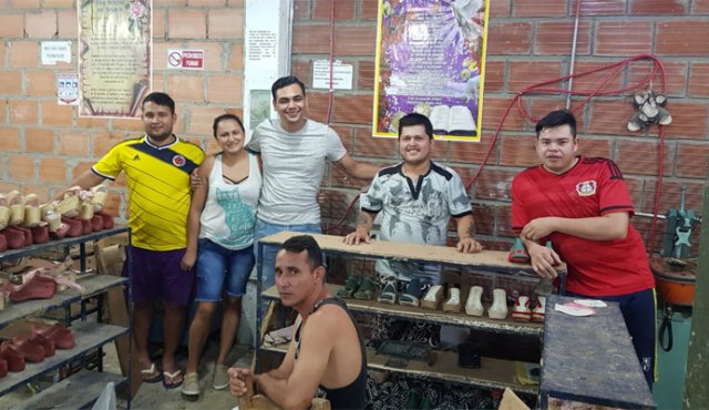 Dentro de los acercamientos que empezó a hacer con la comunidad cucuteña, el aspirante al Concejo de Cúcuta, Miguel Galindo, empezó diálogos directos con la ciudadanía en empresas, casas y sitios de trabajo.
Cortesía