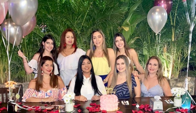 Andrea Sarmiento, Luz Marina Mejía, Milady Pacheco y Marcela Sarmiento.Sentadas: Claudia Montañez, la cumpleañera Lucrecia Gómez, Maríam Hellal y Lucía Flórez. Cortesía
