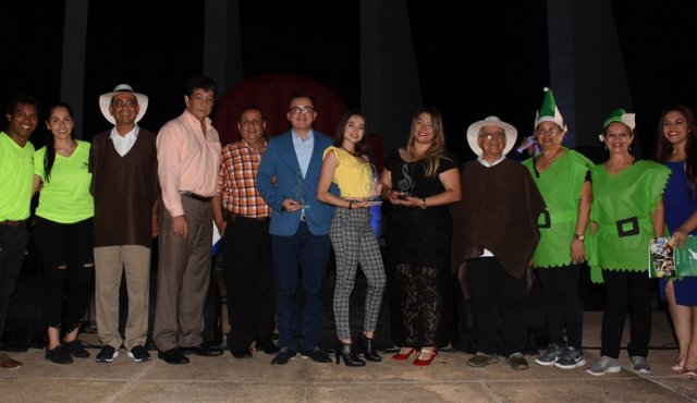 Yair Julio Hoyos, Iris Valero Rojas, José Consuegra Bolívar (Rector Unisimón), Samuel Montes y Nelsón Sánchez (jurados del Festival), Joaquín León (estudiante de derecho Unisimón y segundo lugar del Festival), Melissa Torrado (Estudiante de Trabajo Social y primer Lugar del Festival), Tatiana Rodríguez (estudiante de Psicología y tercer lugar del Festival), Carlos Corredor Pereira (vicerrector de regionalización Unisimón), Norma Martínez, Yolanda Gallardo y Zulay C. Díaz Contreras.
Cortesía
