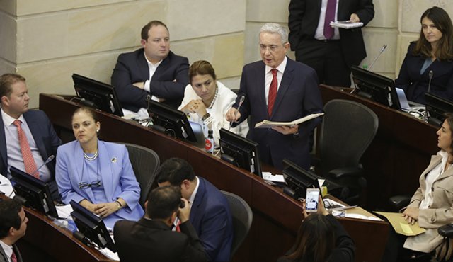En forma tranquila y de forma concertadora. Colprensa