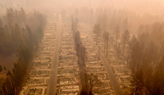 De acuerdo con los últimos datos, el "Camp Fire" ha destruido más de 12.000 edificios y ha quemado 57.500 hectáreas. AFP