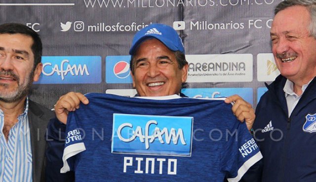 Jorge Luis Pinto Afanador luce su camiseta de Millonarios. Millonarios.com