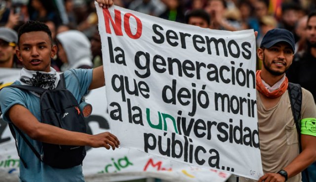 Los estudiantes marcharon el jueves pasado en Bogotá para exigir más recursos para aliviar el déficit de la educación. AFP