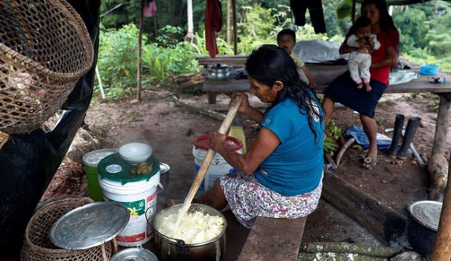 El centro sanitario más próximo está a una hora río abajo, en Puerto América. Internet