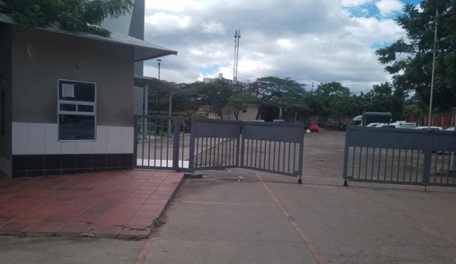 Los policías ingresaban a sus compinches a las instalaciones de la Sijín para desguazar los carros incautados por la institución.
La Opinión