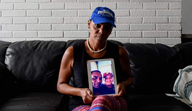 A Yamileth Marcano, maestra de 46 años, se le quebró la vida hace dos años cuando su hermano Willis -seis años menor- fue asesinado al salir del taller de mecánica donde trabajaba. Un joven de 19 años lo apuñaló para robarle su teléfono inteligente. AFP
