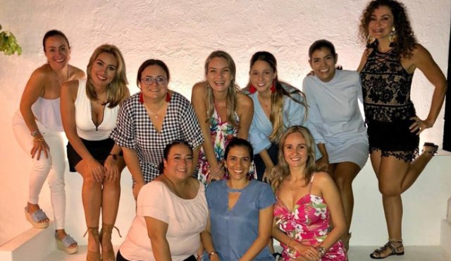 Adriana Ropero, Tatiana Cote, Silvia Galvis, Virpi Laino, Ángela Franco, Francy Cerezo y Luz Adriana Velazco. Sentadas: Francia Duarte, Elehonora Rojas y Alexandra Vargas. Cortesía