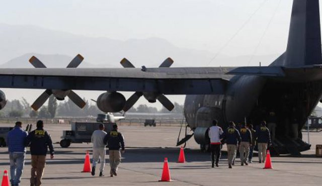 De los 31 expulsados, 21 fueron embarcados en Santiago en un avión de la Fuerza Aérea de Chile. El País