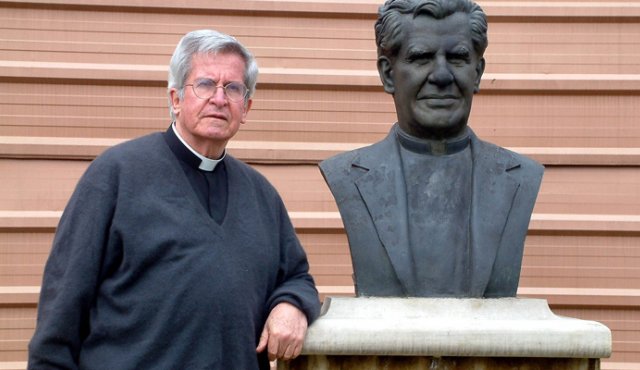 El padre Diego Jaramillo al lado del busto del padre Rafael García Herreros, fundador de la corporación. Archivo