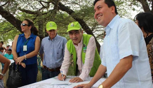 El alcalde de Cúcuta, Donamaris Ramírez, revisa los planos del que será el cuarto jardín social de la ciudad. La Opinión