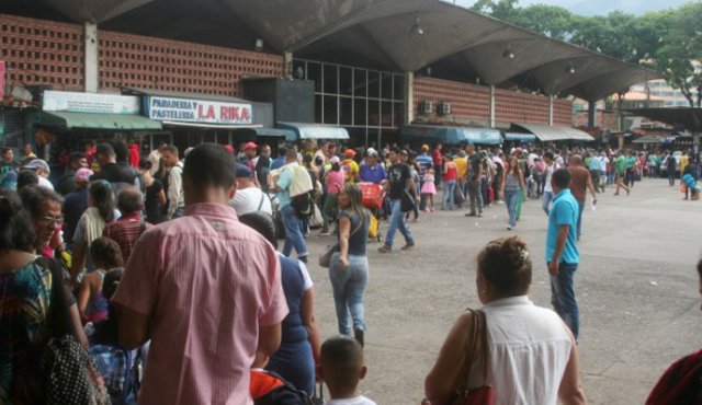 Varios venezolanos buscan transporte para poder aprovechar los descuentos.
Tulia Buriticá