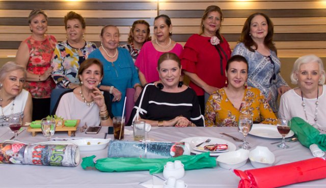 Mariela De Muñoz, Gisela Banguero, Gloria de Ibáñez, Sofía de Figueroa, Graciela de Peñaranda, María Inés Blanco y Yamile Fanty. Sentadas: Margarita Yáñez, Yolanda de Yáñez, Blanca Victoria Estrada, Amanda de Ramírez y Nelly de Rojas. Alfredo Estévez