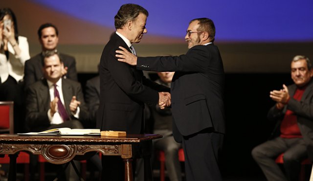 En septiembre 2015, fue que el que entonces presidente Juan Manuel Santos y ‘Timochenko’, jefe máximo de las Farc, se dieron la mano por primera vez. Colprensa
