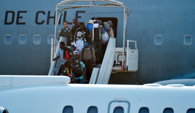 El avión de la Fuerza Aérea en el que arribarán los chilenos es el mismo que este lunes partió rumbo a Haití con 179 inmigrantes de ese país. AFP