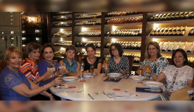 Martha Vargas, Ligia de Haddad, Magaly de Canal, Elizabeth Guerrero, Elehonora Barrera, Carolina Escalante, Melani Canal y Piedad Yáñez. Cortesía