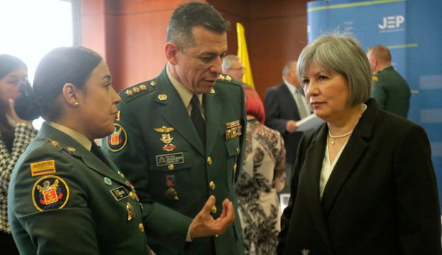 Altos oficiales del ejército, encabezados por el general Ricardo Gómez Nieto, estuvieron con la presidenta de la JEP, Patricia Linares, en la entrega ayer del informe de las víctimas de la fuerza pública por parte de las Farc. Colprensa