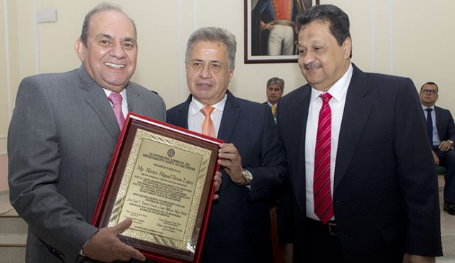 El rector de la UFPS, Héctor Parra, recibió la placa de manos de José Luis Duarte y Alfonso Mejía. Alfredo Estévez