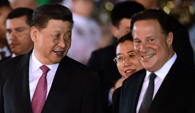 Presidente de China, Xi Jinping, y el presidente de Panamá Juan Carlos Varela. AFP