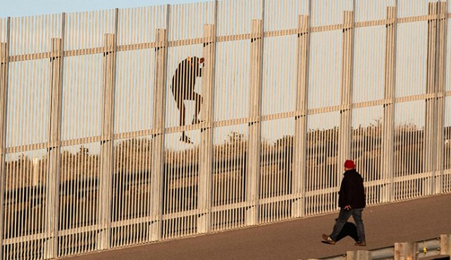 No les temen a las vallas y alambradas impuestas por las autoridades de Estados Unidos en la frontera con México. AFP