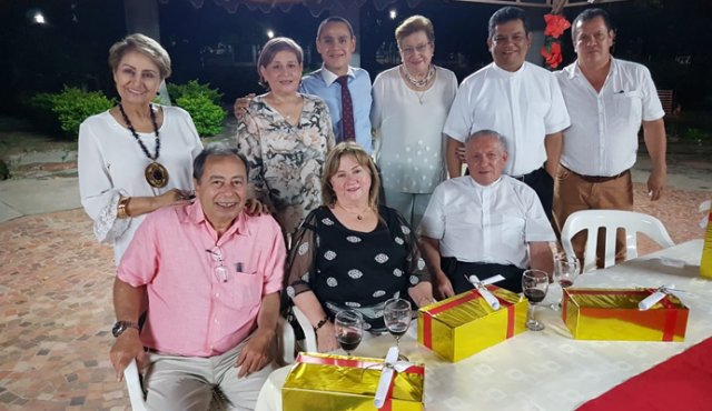 Salua Turbay, Nereida Casado, David Navas, Miriam de Guzmán, el sacerdote Diego Huertas e Isaías González. Sentados: José Eustorgio Colmenares, Marina Rojas y el padre Eloy Mora. Cortesía