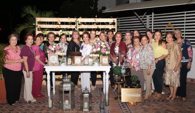 Martha de Benedetti, Mercedes Hidalgo, Isabel Lizarazo, Bety de Lamk, Arcelia Tuta, Graciela de Peñaranda, Patt Lamk, Magaly de Canal, Lulu Cedeño,Nancy Núñez, Hortensia Lara, Olga de Valderrama, Susi Suárez, Delia Ramírez, Luz Marina Bautista, Rosa Duarte, Sonia Marcucci, Derly de Lozano, Flora Duarte y Alicita Antolinez. César Obando / La Opinión