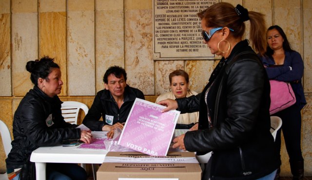 Aquellas personas que no son colombianas, pero que demuestren que ya llevan más de cinco años residiendo en el país, también podrán votar el próximo año, con su cédula de extranjería.
Archivo