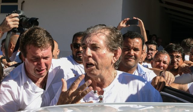 Joao Teixeira de Faria, su nombre real, de 76 años, llegó en un modesto coche blanco a esta localidad del estado de Goiás, a unos 100 km de Brasilia, donde oficia semanalmente su culto. AFP