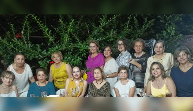 Clarita Sánchez,Marta Vargas,Melany Canal, Piedad Yáñez, Carolina Escalante,Arcelia Tuta y Graciela de Peñaranda.Sentadas: Beatriz Blanco, Yoyoa Barrera, Silvia Faillace, Florita Tuta, Elizabeth Guerrero, Rocío Hernández y Martha Hernández de Colmenares.
Cortesía