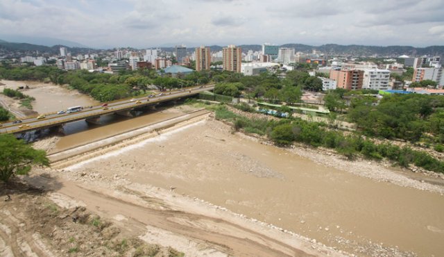 La maleza que había crecido en el río Pamplonita, desviando el cauce y generando riesgo por inundaciones, fue retirada. Archivo
