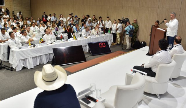 El presidente Iván Duque se reunió este martes con los gobernadores en Yopal (Casanare) con quienes abordó asuntos relacionados con la migración y la visión de los departamentos dentro del Plan Nacional de Desarrollo. Presidencia