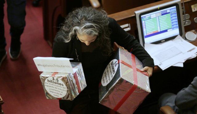 Los partidos de izquierda insistieron en que rechazan la ley de TICS y como protesta llevaron paquetes en forma de regalos, algo que – según ellos – está haciendo el Gobierno con la iniciativa. Colprensa