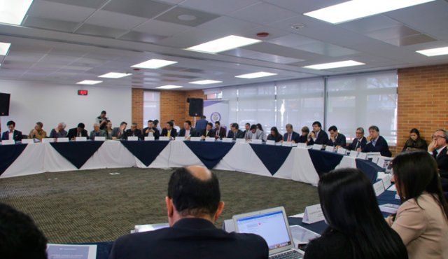 La mesa se reunirá sobre las 6:00 de la tarde para seguir evaluando las propuestas. Colprensa