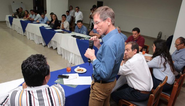 El alto consejero para el posconflicto, Emilio Archila, le habla aquí a los alcaldes del Catatumbo, durante el encuentro que sostuvo el viernes con ellos para conocer sus propuestas para el posconflicto. Obando