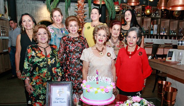 Mariana de Sus, Amparo de Jurado, Angélica Valderrama,Teresa de Ortíz, Alicia Acosta, Olguita Valderrama, Gladys de Cruz, Esperanza de la Cuadra y Graciela de Peñaranada. La Opinión