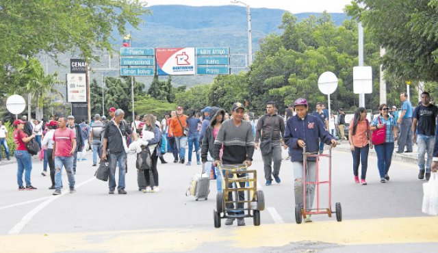 "Los efectos y las presiones sobre los servicios de salud, educación, agua potable, vivienda y seguridad, hacen de este el mayor reto al desarrollo de los últimos años”, Migración Colombia. Archivo La Opinión