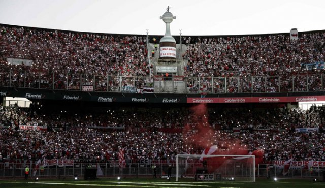 En el estadio, el equipo fue recibido con las tribunas llenas y cánticos de aliento. AFP